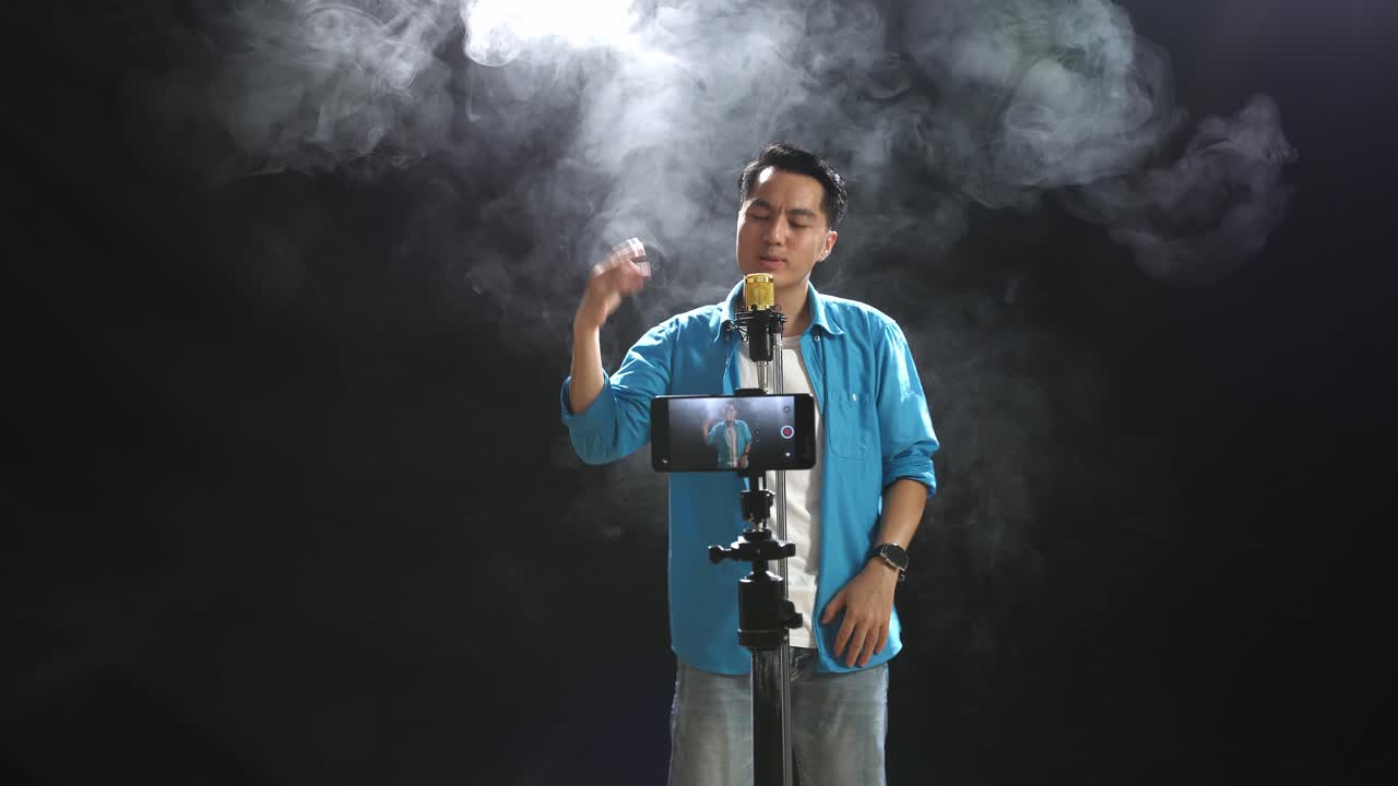 hombre cantando y grabando un video