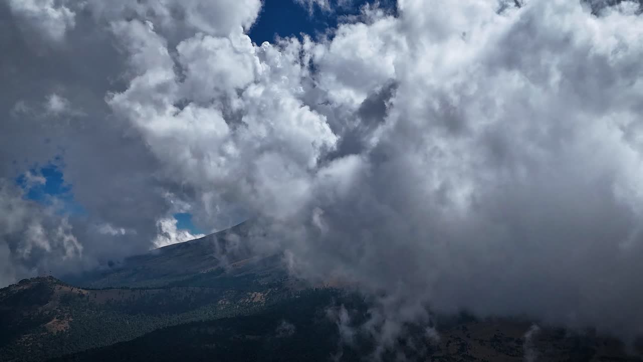 Hyperlapse of the Popocatépetl volcano disappearing behind the winter clouds of Mexico