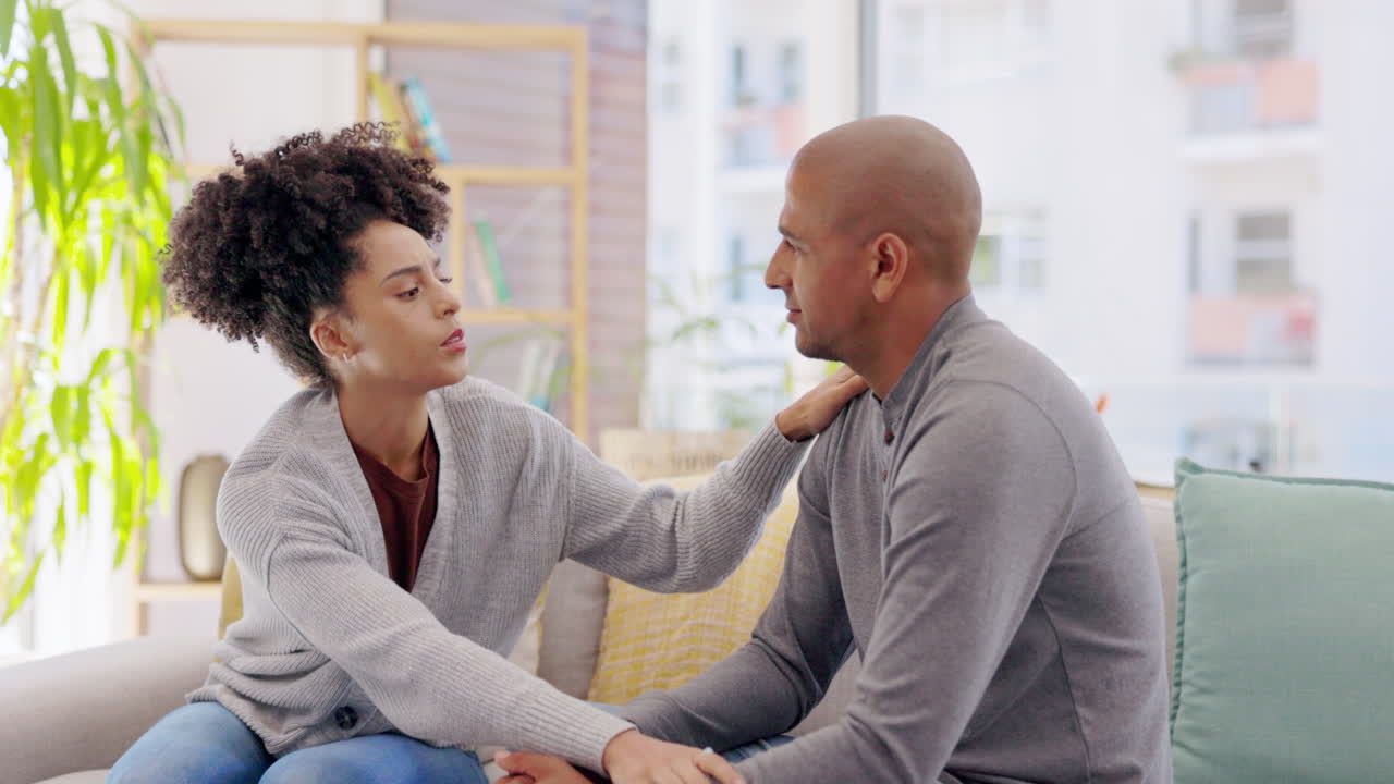 hablar, pareja y mujer con apoyo en el hogar