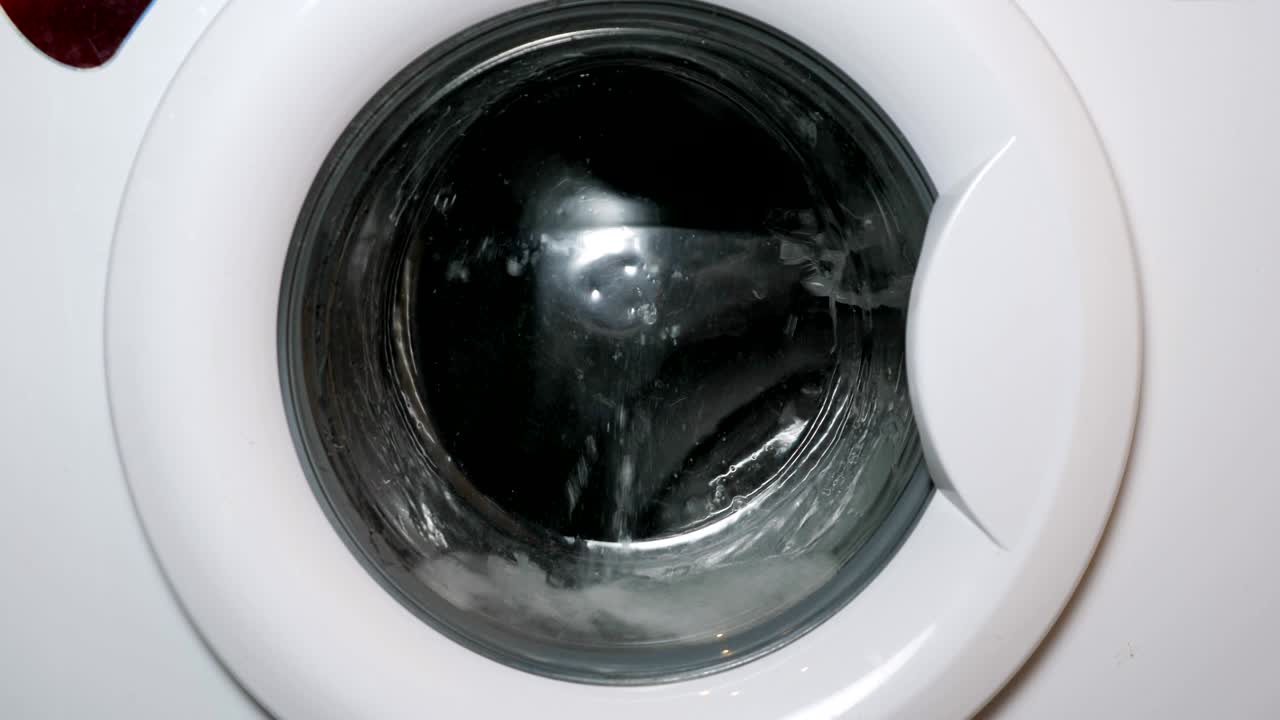 вещи вращаются в барабане стиральной машины