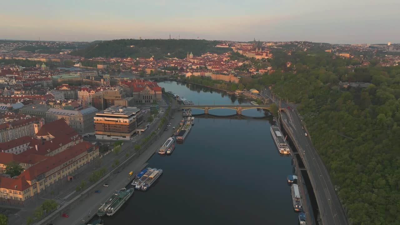 Il fiume Moldava scorre lungo la Città Vecchia di Praga, drone che riprende lo skyline collinare della città