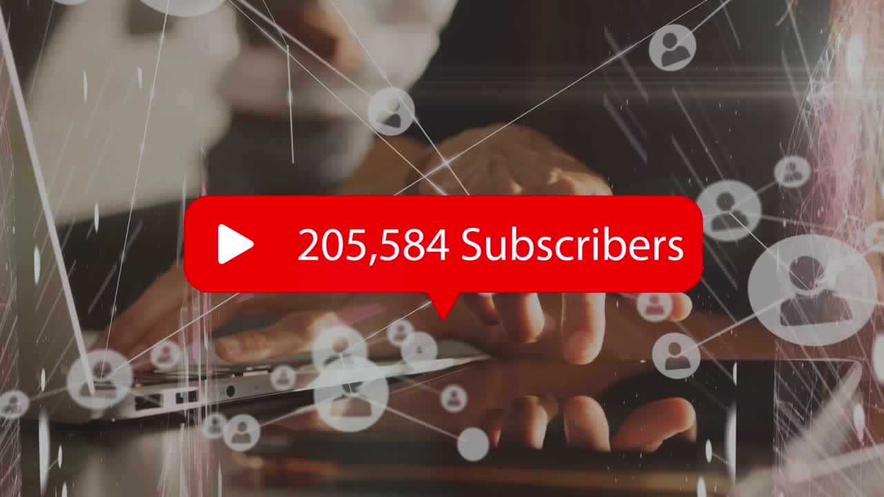 노트북을 사용하는 여성에 대한 연결 네트워크의 애니메이션