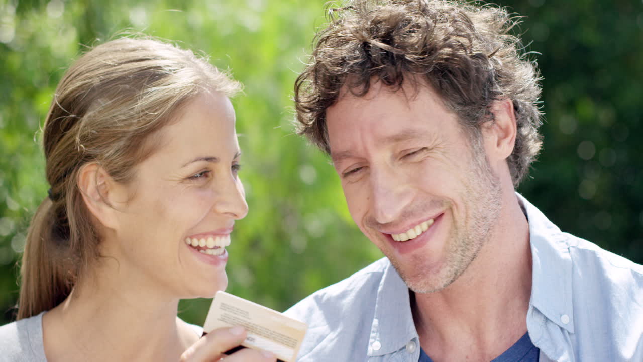 매력적인 커플 온라인 쇼핑 디지털 태블릿 기술