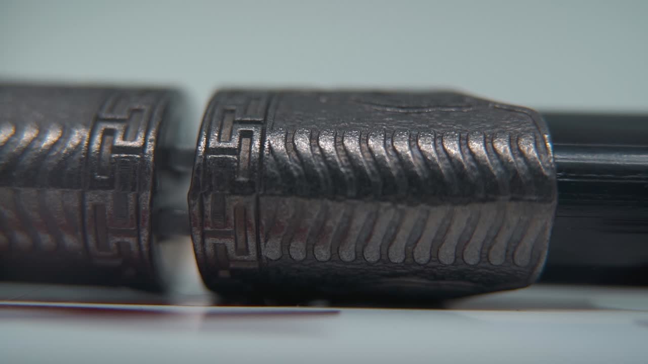 макро снимок двух древних серебряных ножей гладкое закрытие, китайское антикварное оружие, историческое винтажное лезвие, старая текстурированная сталь, традиционный кинжал, профессиональное освещение, кинематографическое замедление 120 кадров в секунду