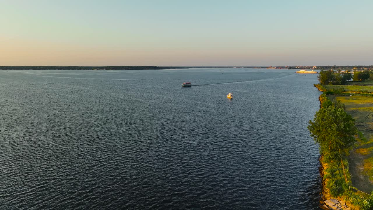 giro de pivote que muestra los barcos navegando