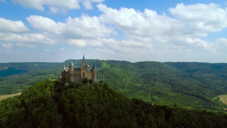 el castillo de hohenzollern, alemania. vuelos aéreos de aviones no tripulados.