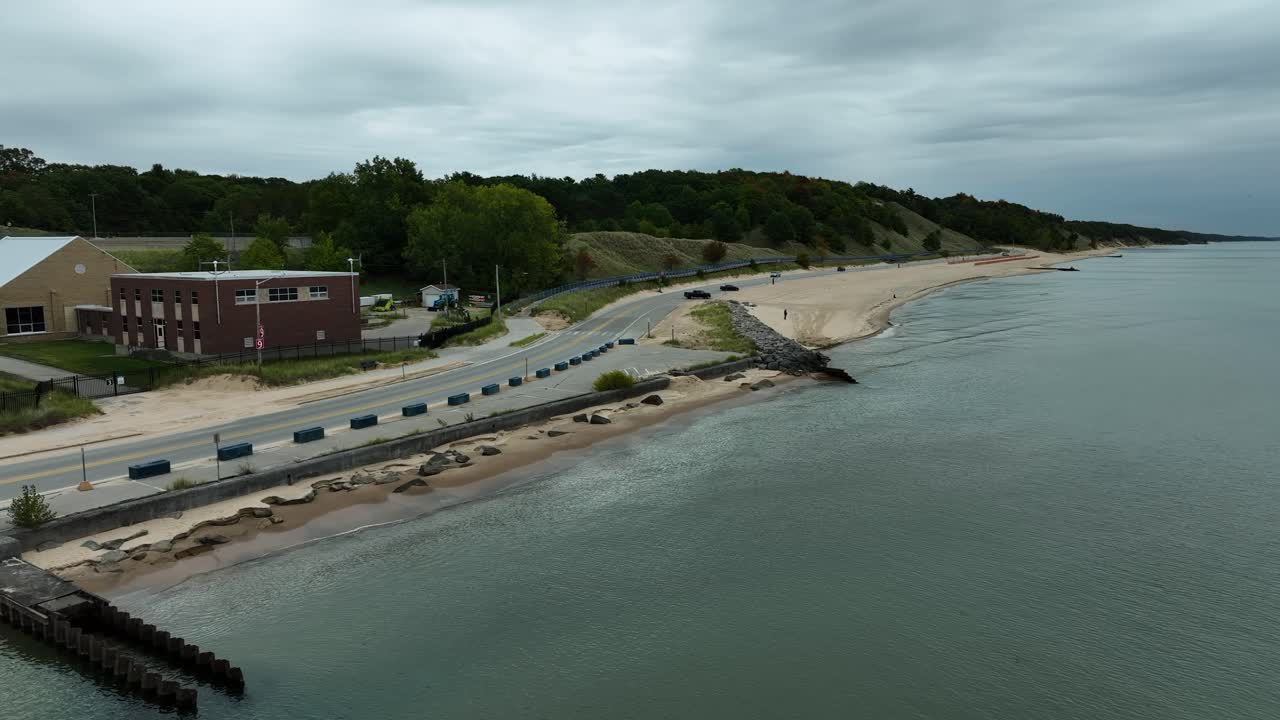 lago michigan en un día nublado antes de una tormenta de otoño