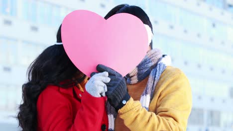 Pareja-Asiática-Cubriéndose-La-Cara-Bajo-Un-Corazón-Rosa