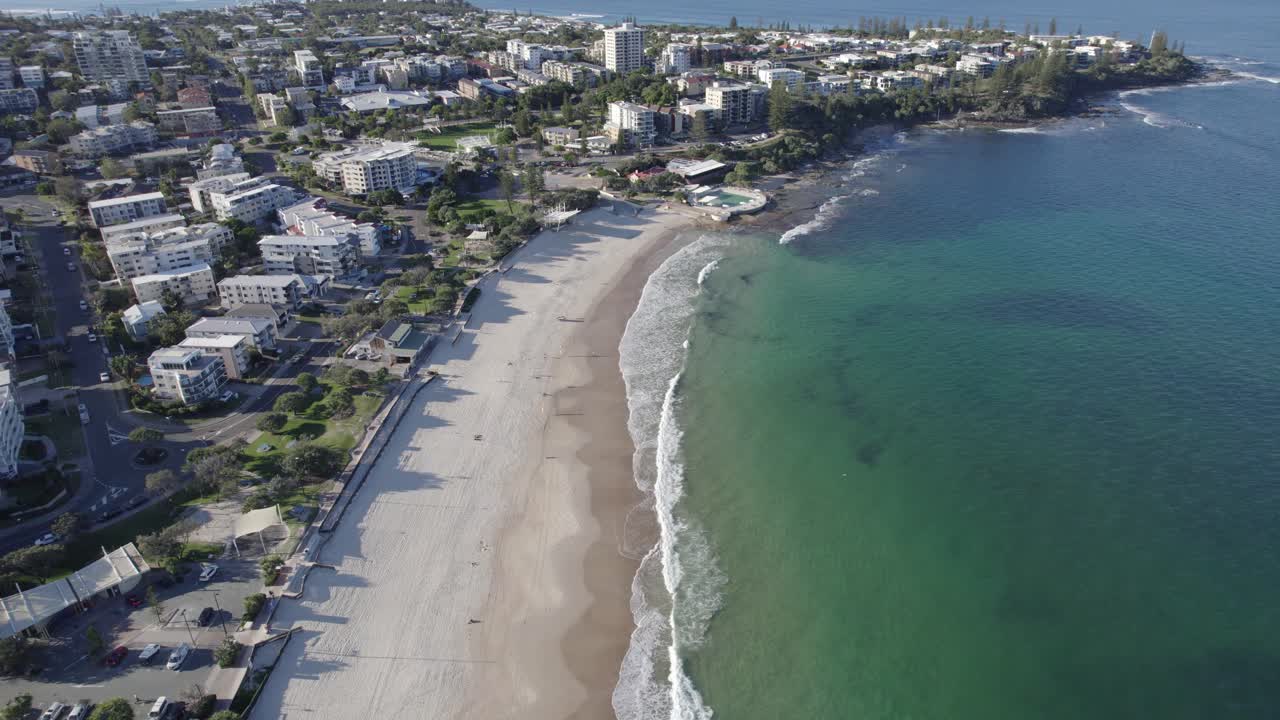 playa kings con paisaje marino turquesa en queensland, australia - toma aérea de un dron