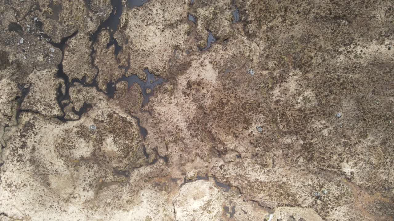 detalles intrincados de un terreno árido y accidentado desde arriba