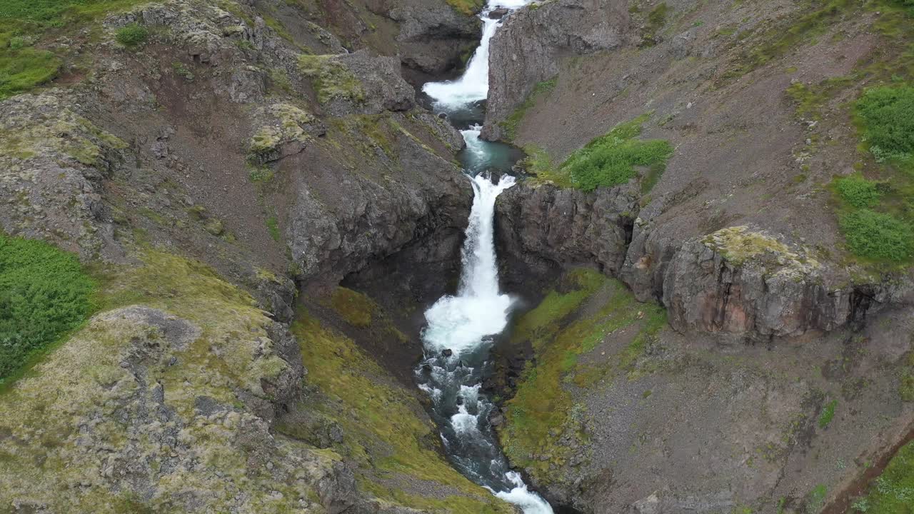 cascadas en islandia que están apiladas con video de drones alejándose