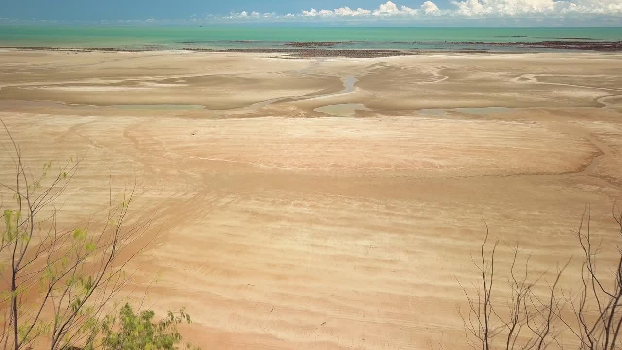 vista aérea de la playa de lee point en darwin, en el territorio del norte de australia