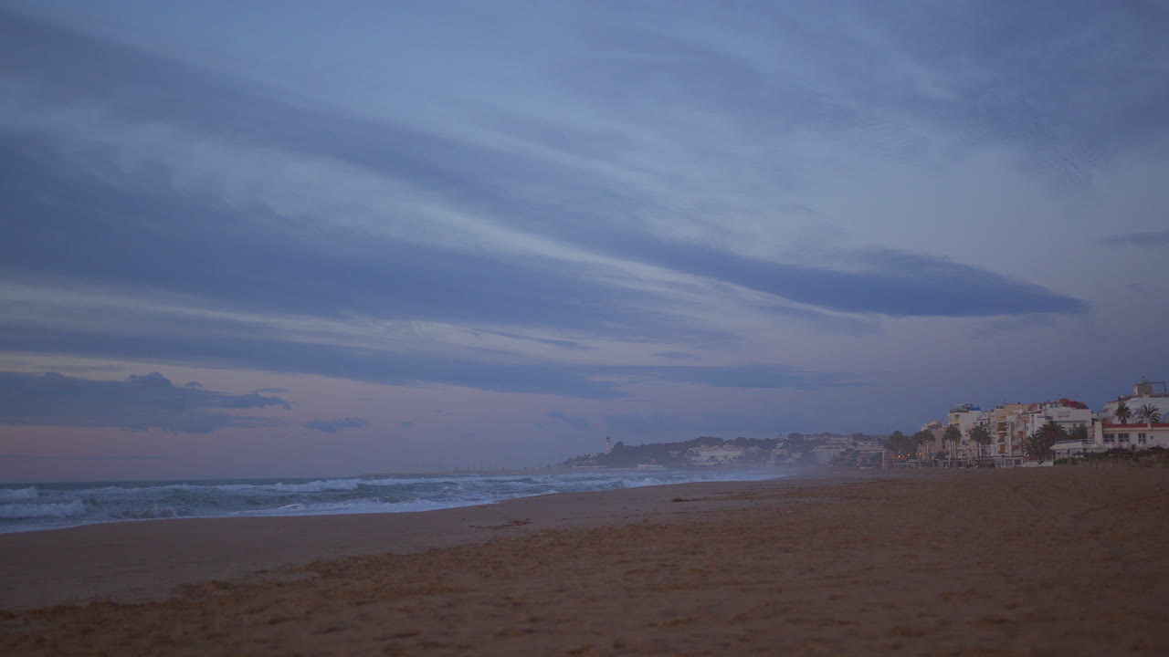 el amanecer en una costa española