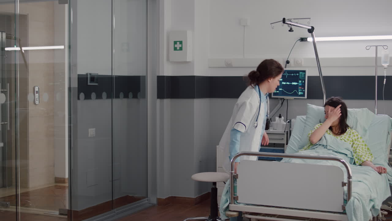 médico especialista poniendo oxímetro comprobando el pulso hablando con una mujer enferma