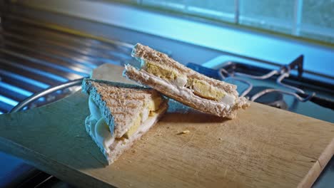 sándwich de tostadas de huevo con salami de pechuga de pollo y queso