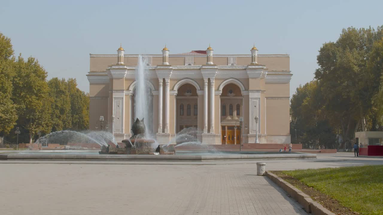 il teatro bolshoi accademico statale navoi" è il teatro nazionale dell'opera a tashkent, uzbekistan