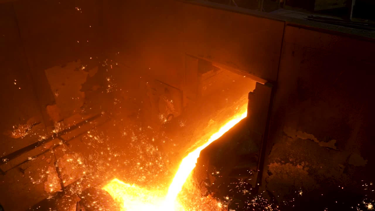 녹은 금속을 주조장에서 부어 넣는 것