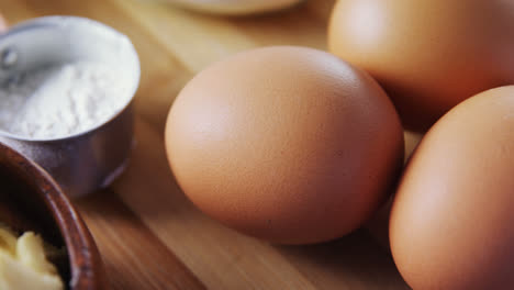 varios ingredientes y huevos marrones en la mesa de madera 4k