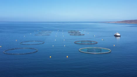 imágenes aéreas de granjas de pesca de salmón en noruega