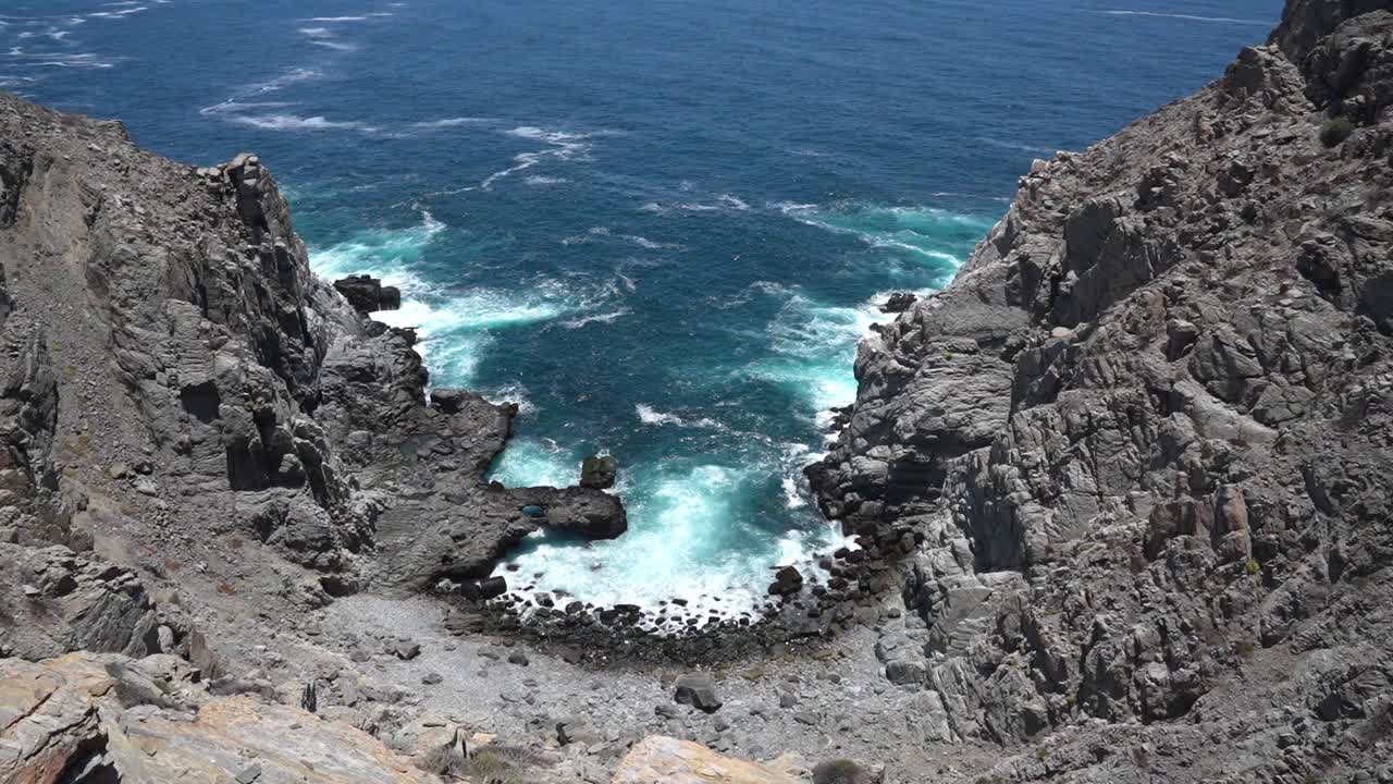 타 로보스 (punta lobos) - 멕시코 바하 캘리포니아 서 (baja california sur) 의 토도스 산토스 근처의 바위 바위에 부히는 파도