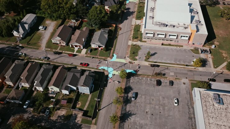Ripresa aerea di una vista di quartiere di Chattanooga, dove artisti e residenti collaborano per dipingere un grande murale all'incrocio