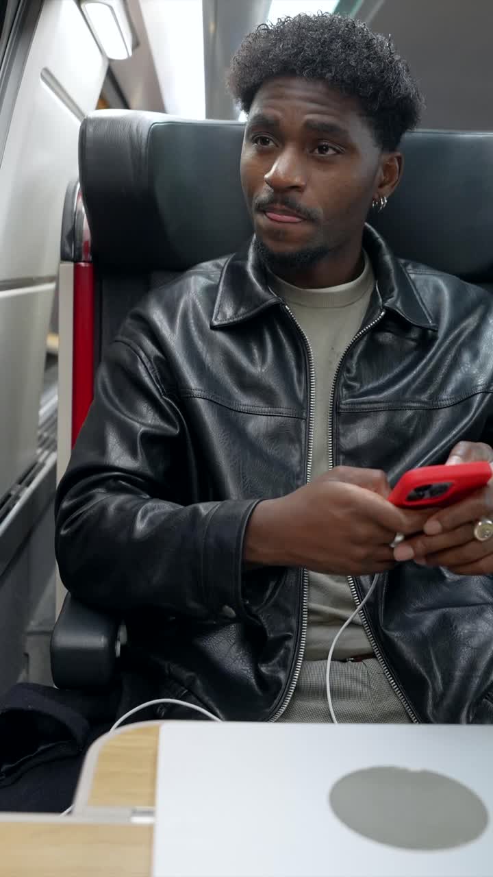 기차에서 전화를 사용하는 남자