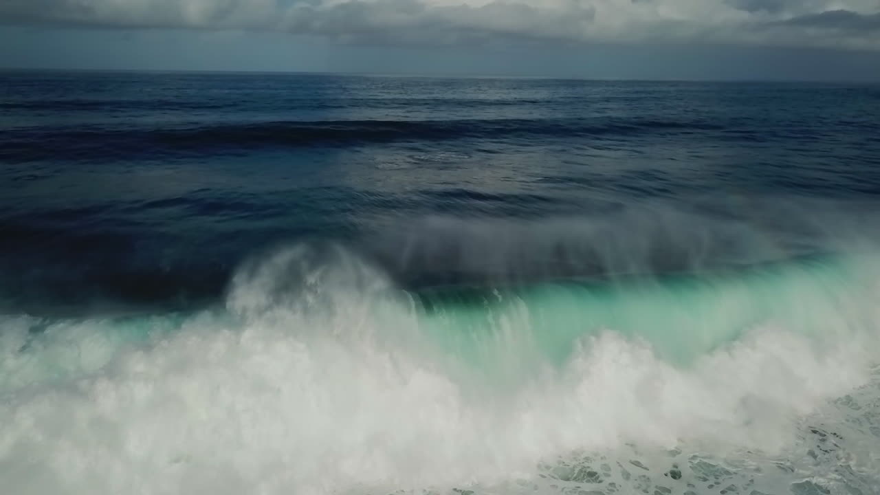 toma de drones de las olas en el océano en madeira