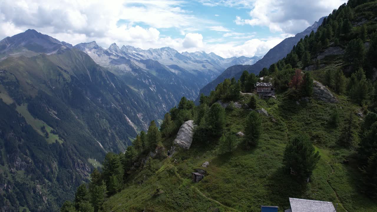 caminando por los alpes austriacos en un día de verano a lo largo de crestas y alrededor de cabañas de montaña