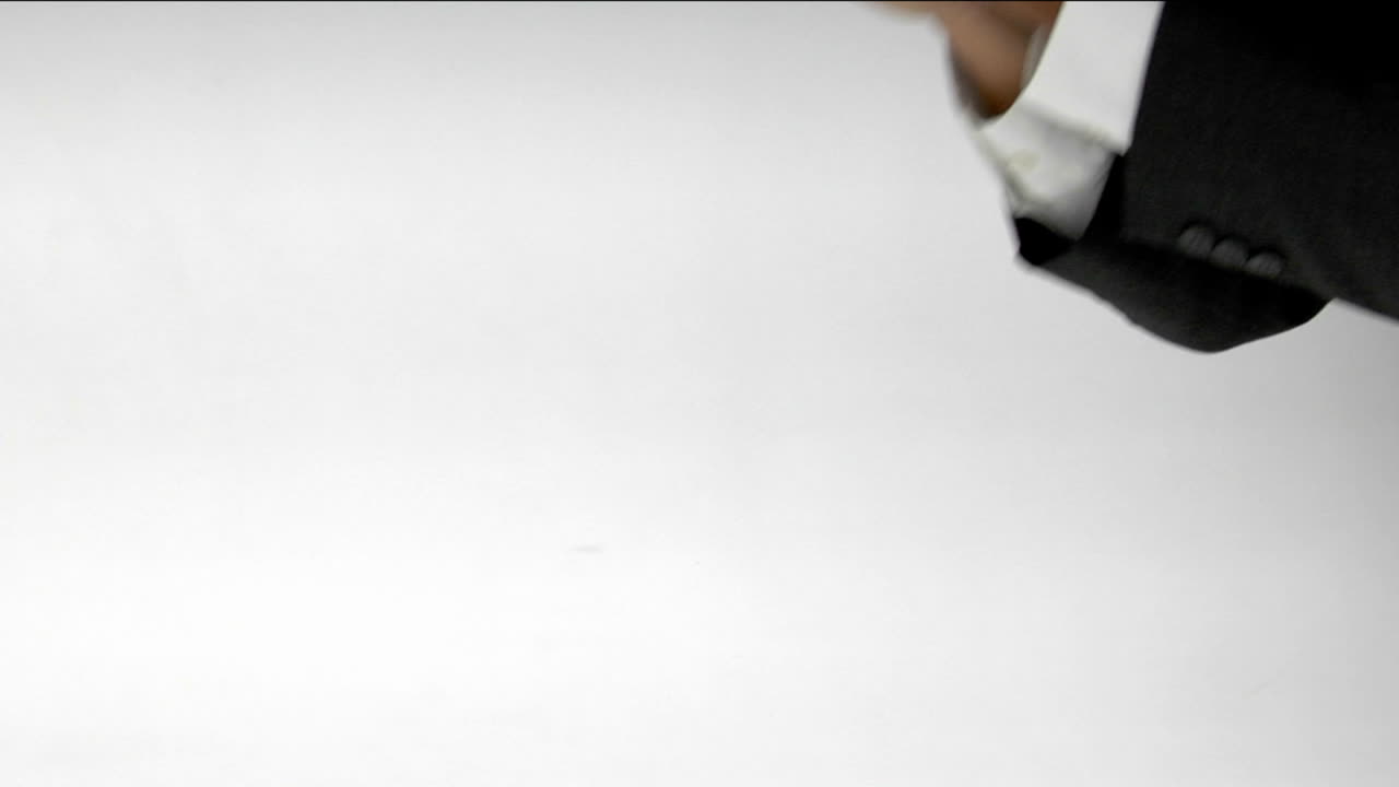 un par de manos ahuecadas sostienen un pequeño globo