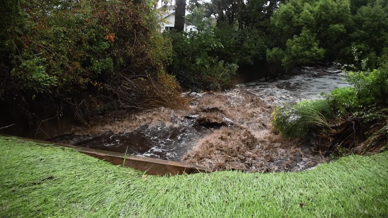 rápido del río durante la inundación cerca de las casas