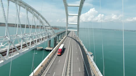vista aérea de un moderno puente sobre el agua