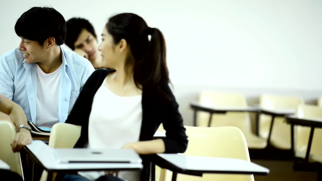 voy a pasar por este estudio hoy. los estudiantes estudian en el aula de la universidad.