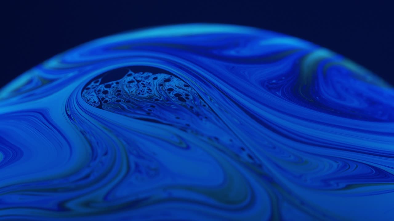 Affascinante ripresa astratta di sapone liquido con striature blu intenso di linee in movimento