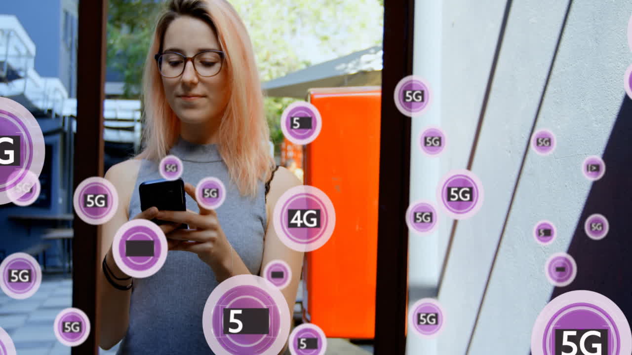 animación de pancartas de texto púrpura de 5g flotando sobre una mujer caucásica que usa un teléfono inteligente al aire libre