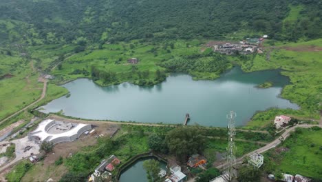 Vista-Aérea-De-La-Famosa-Atracción-Turística-Presa-De-Ahilya-Exuberante-Paisaje-Verde-Durante-El-Monzón,-Trimbakeshwar,-Nashik