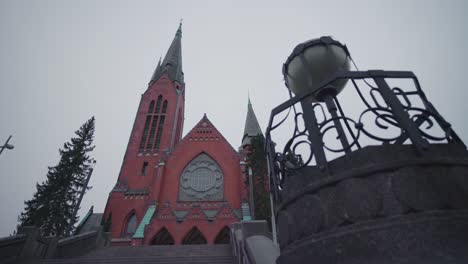 Antigua-Iglesia-Contra-El-Cielo-Nublado.-Revelar-Tiro