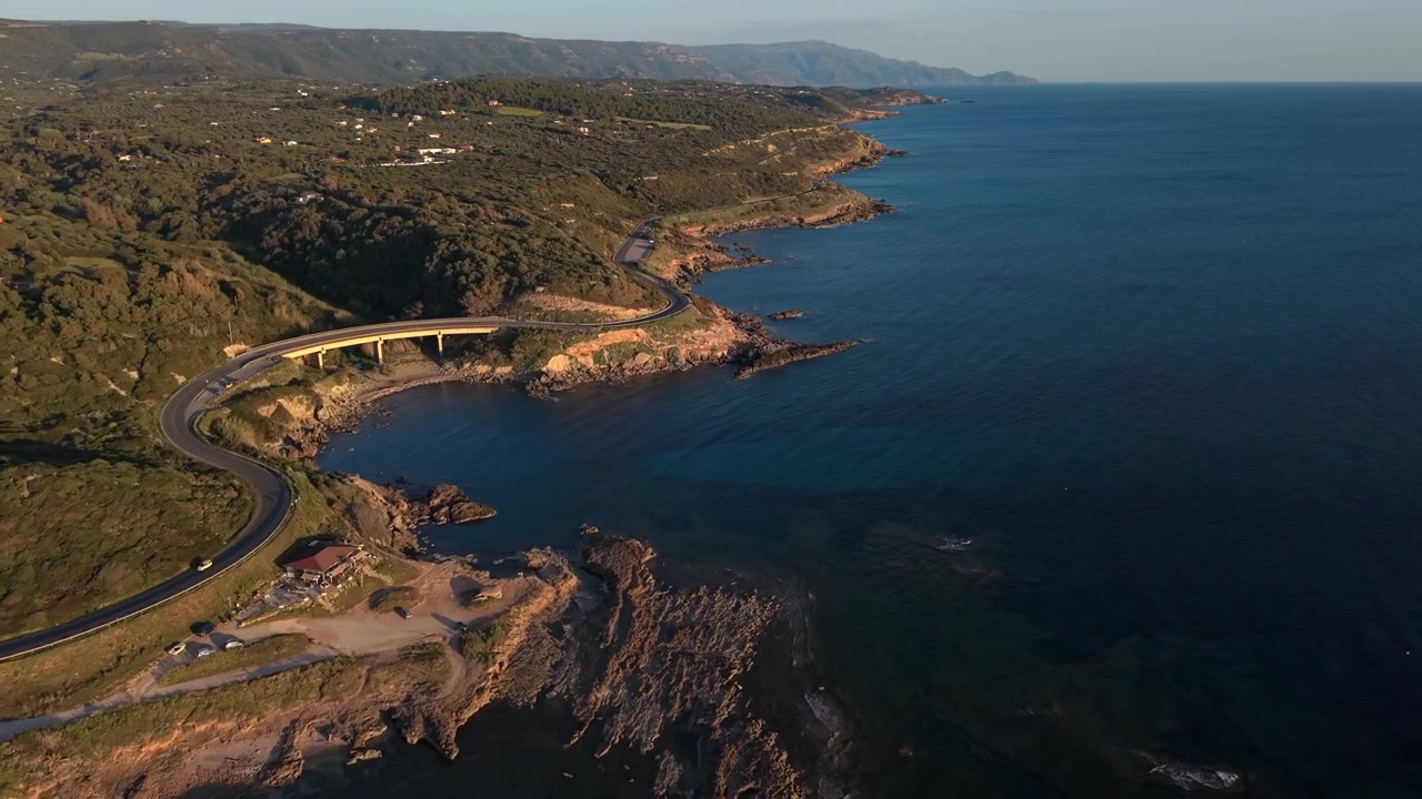Estrada Costeira e Ponte sobre a Spiaggia del Cavalcavia em Alghero, Sassari, Itália. - vista aérea