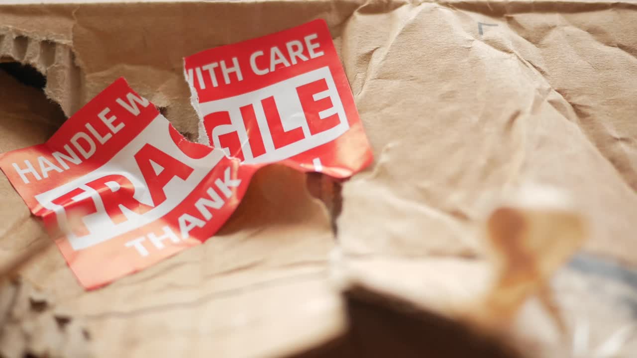 부서지기 쉬운 패키지 라벨