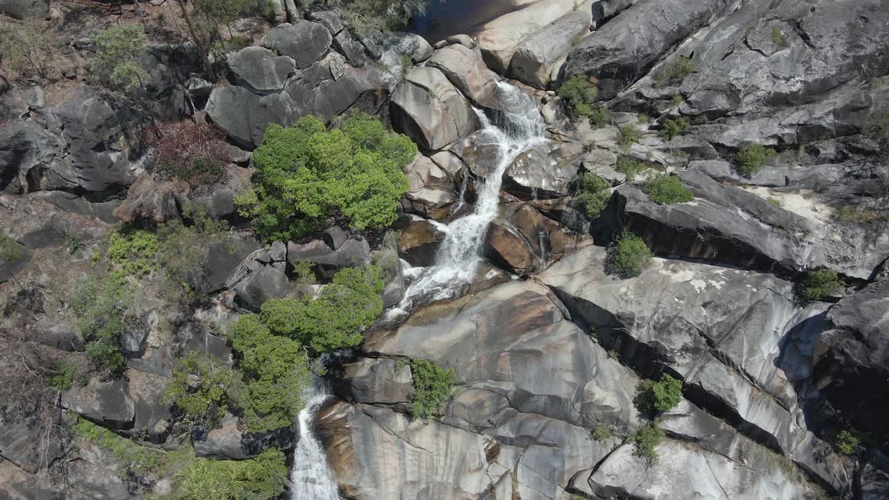 vista aérea de las cataratas davies creek en la región del extremo norte de queensland, australia - disparo de drones