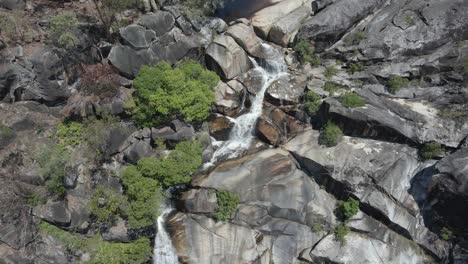 Vista-Aérea-De-Las-Cataratas-Davies-Creek-En-La-Región-Del-Extremo-Norte-De-Queensland,-Australia---Disparo-De-Drones