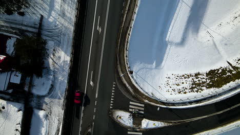 Drohne-Von-Oben-Nach-Unten-Straßenüberquerung-Im-Winter,-Straßenüberquerung-Am-Eisenbahnviadukt