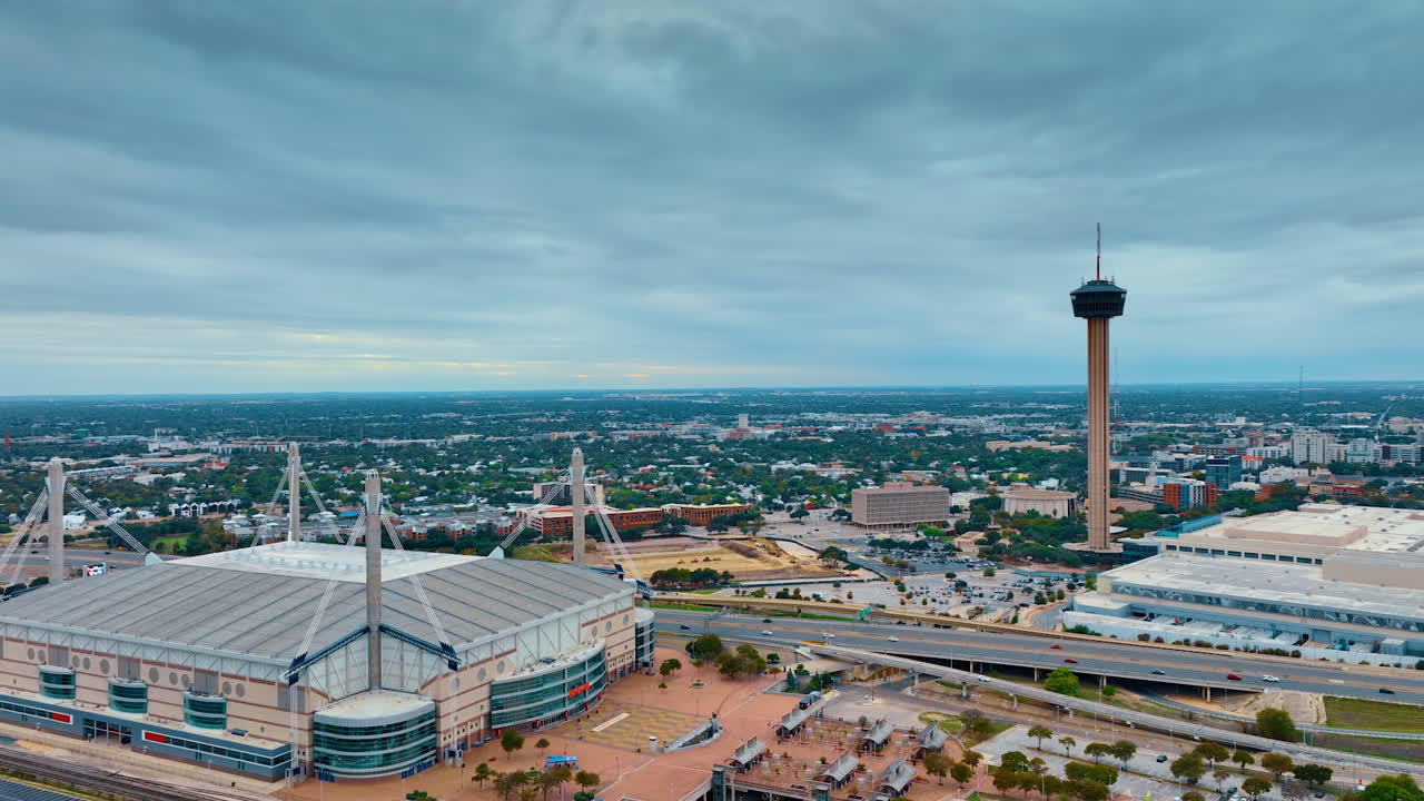 San Antonio (États-Unis), 14 août 2025 : vue aérienne d’Hemisfair et du quartier des congrès. Vue aérienne de la zone d’Hemisfair avec les bâtiments des congrès et les rues environnantes de la ville
