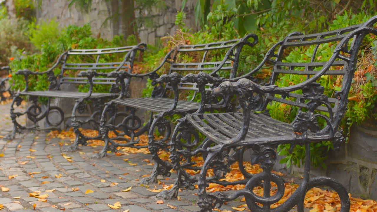 Eenzame oude bankjes in een park in Dublin, Ierland overdag