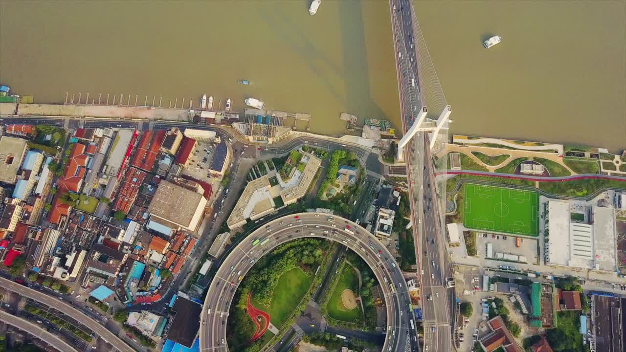 china día soleado ciudad de shanghai famoso tráfico redondo cruce de carreteras vista aérea superior 4k