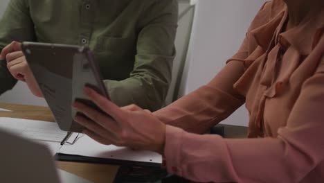 diversos colegas de negocios masculinos y femeninos en discusión en la sala de reuniones utilizando una tableta