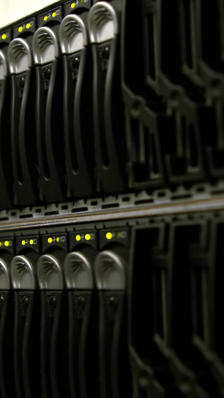 luces verdes parpadeando en los servidores