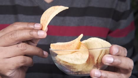 persona que come papas fritas