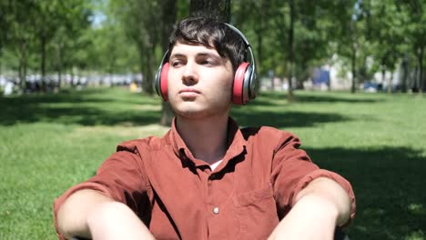 adolescente escuchando música