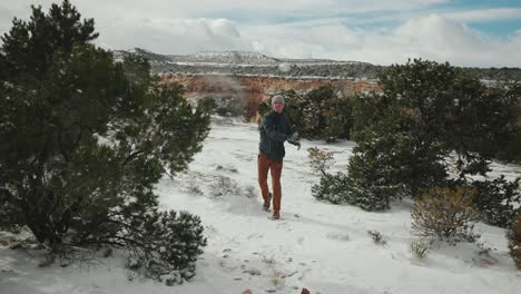 jugando en la nieve lanzando una bola de nieve