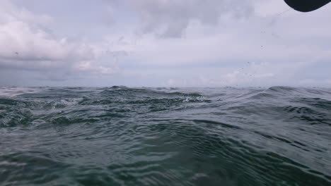 Remar-En-El-Océano-Kayak-De-Mar-Navegando-En-Aguas-Abiertas